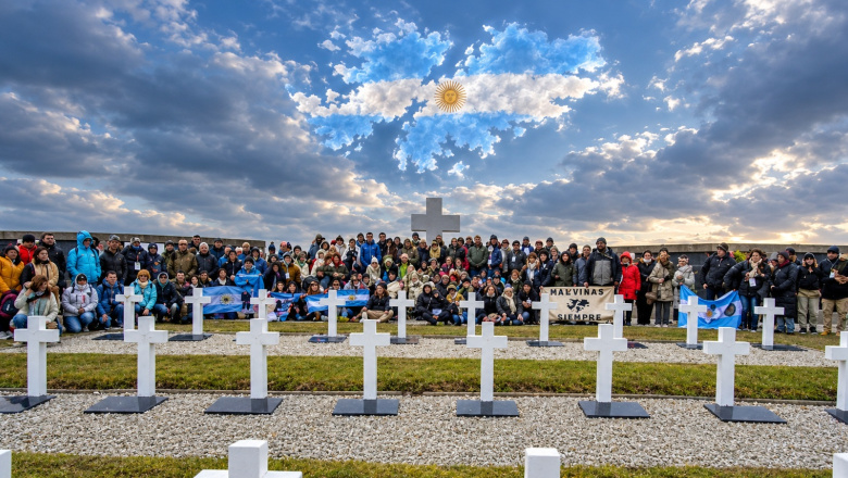Sobre la nueva profanación a nuestros héroes nacionales en el cementerio de Darwin /Rosas