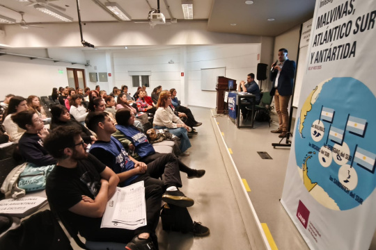 La UNR y AMSAFE Rosario impulsan formación docente para llevar Malvinas al aula