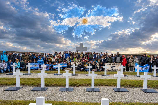 Sobre la nueva profanación a nuestros héroes nacionales en el cementerio de Darwin /Rosas