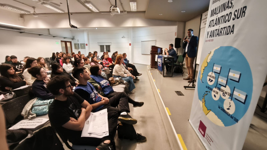La UNR y AMSAFE Rosario impulsan formación docente para llevar Malvinas al aula