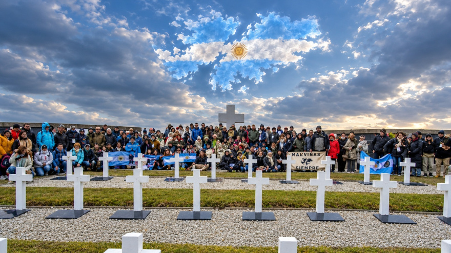 Sobre la nueva profanación a nuestros héroes nacionales en el cementerio de Darwin /Rosas